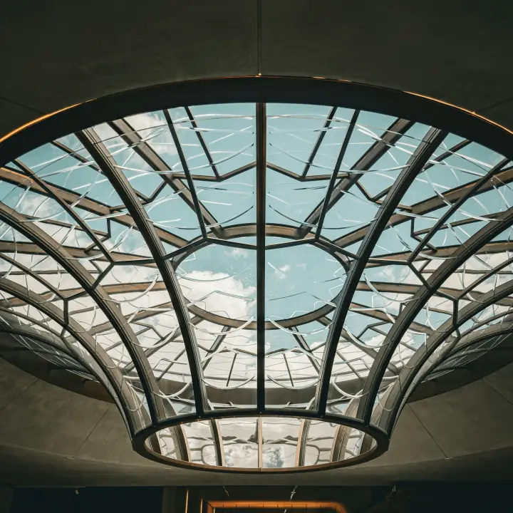 Coupole de verre et d'acier vue d'en dessous