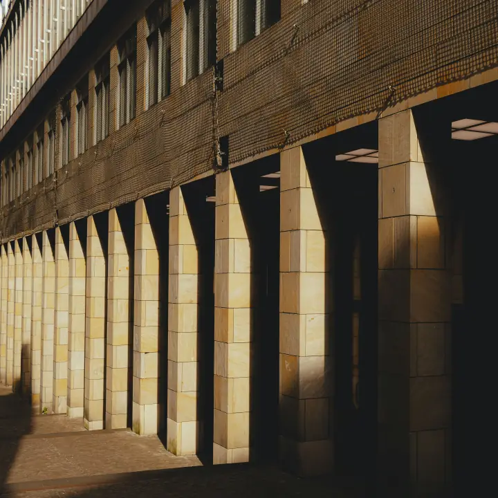 Colonnade baignée de soleil rasant et de longues ombres