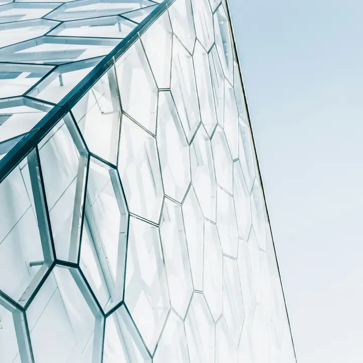 Façade de verre à motif d'alvéoles hexagonales