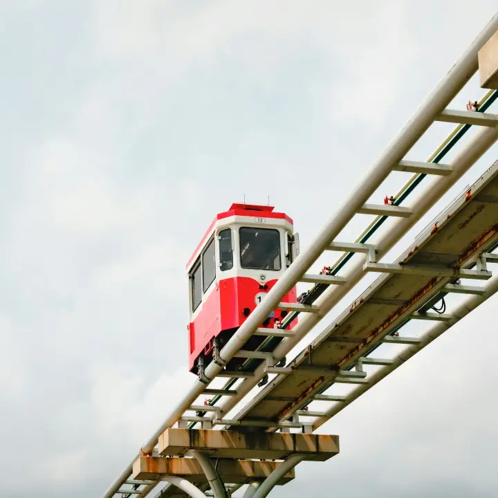 Voiture rouge sur une voie surélevée