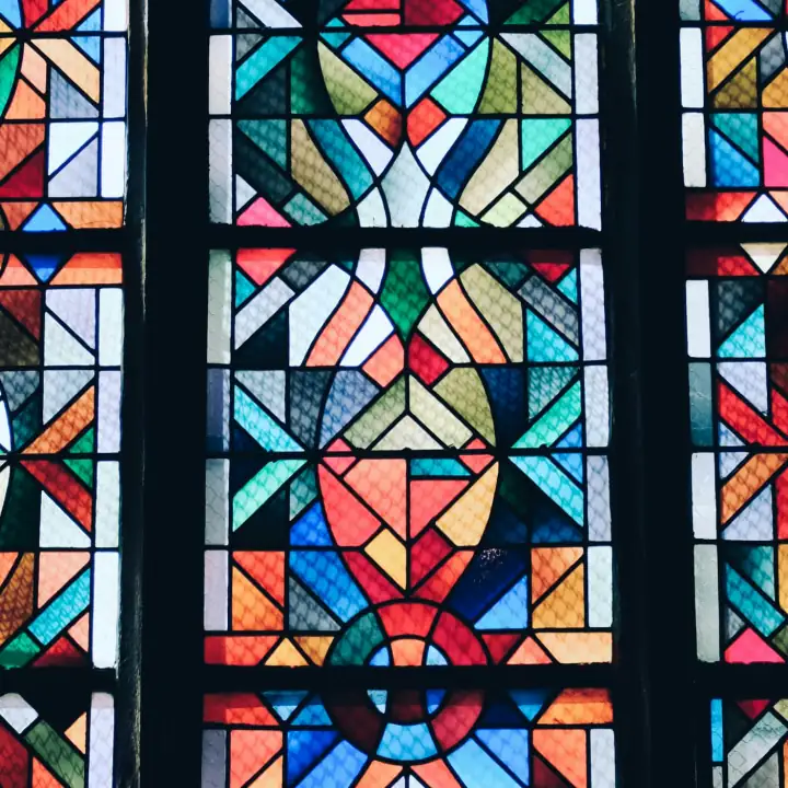 Gros plan de verre coloré en mosaïque géométrique