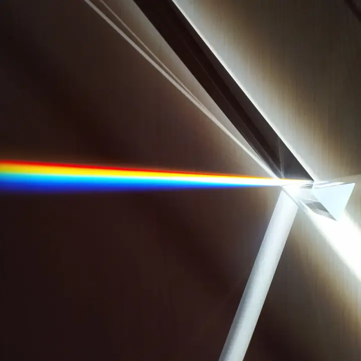 Prisme de verre décomposant la lumière en arc-en-ciel