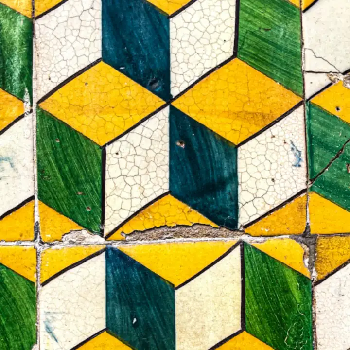 Carreaux de céramique à motif de cubes jaunes, verts et bleus