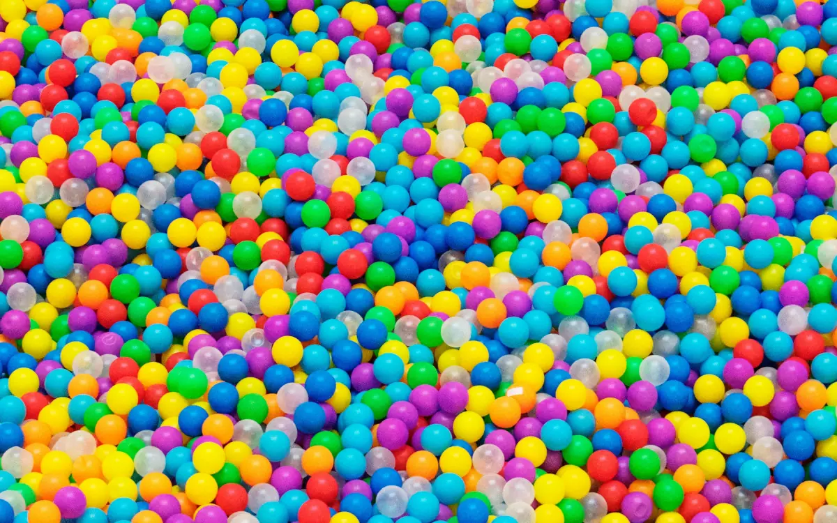 Mer de petites balles de toutes les couleurs