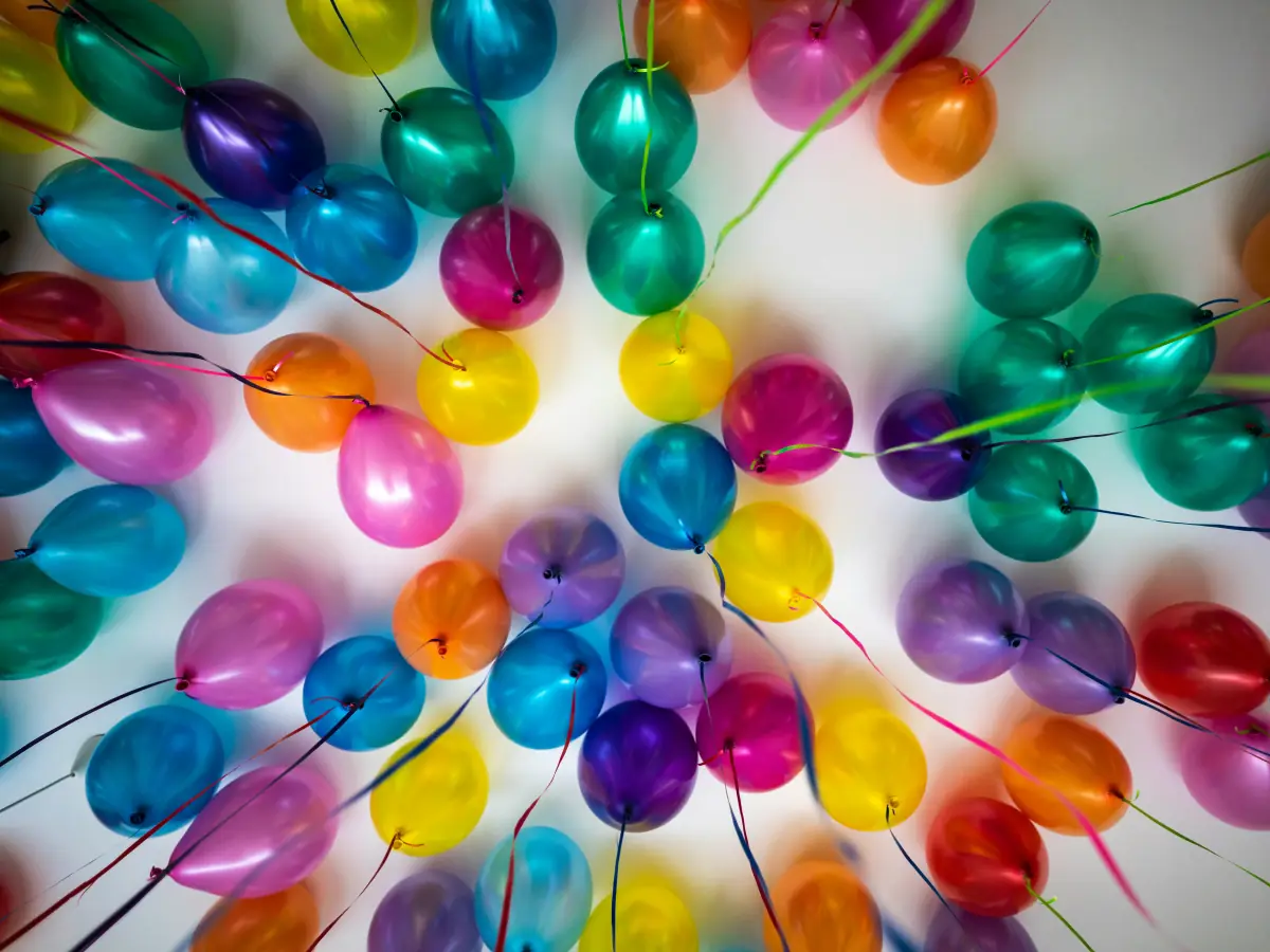 Ballons multicolores vus d'en dessous