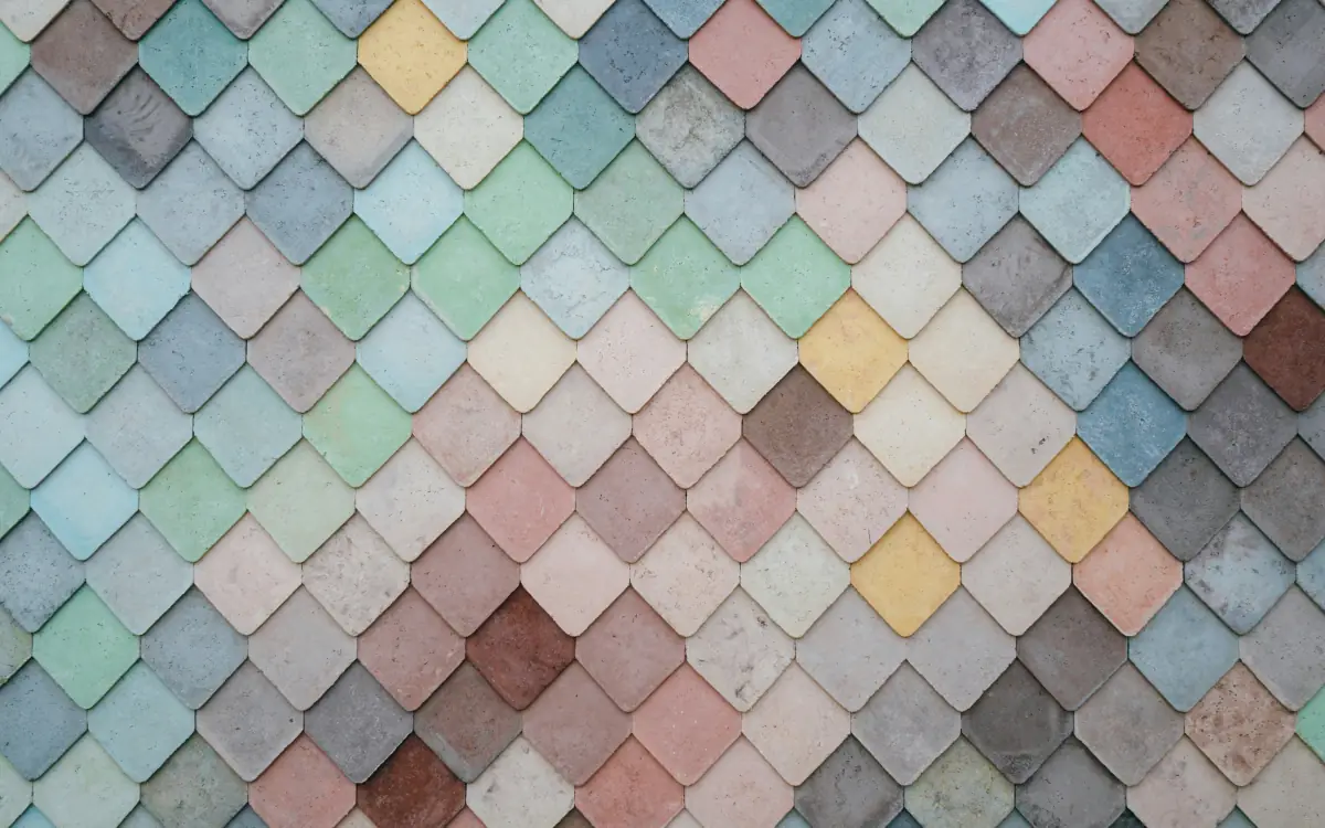 Mur de tuiles en écailles aux couleurs pastel